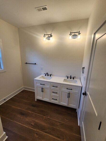 Building Photo - 526 Cottage Way