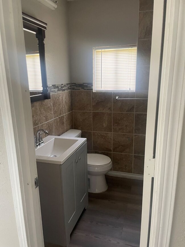 Building Photo - 4 Bedroom, 2 Bathroom Home w/ Bonus Room