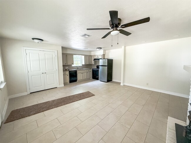 Building Photo - 7142 State Hwy 75 S