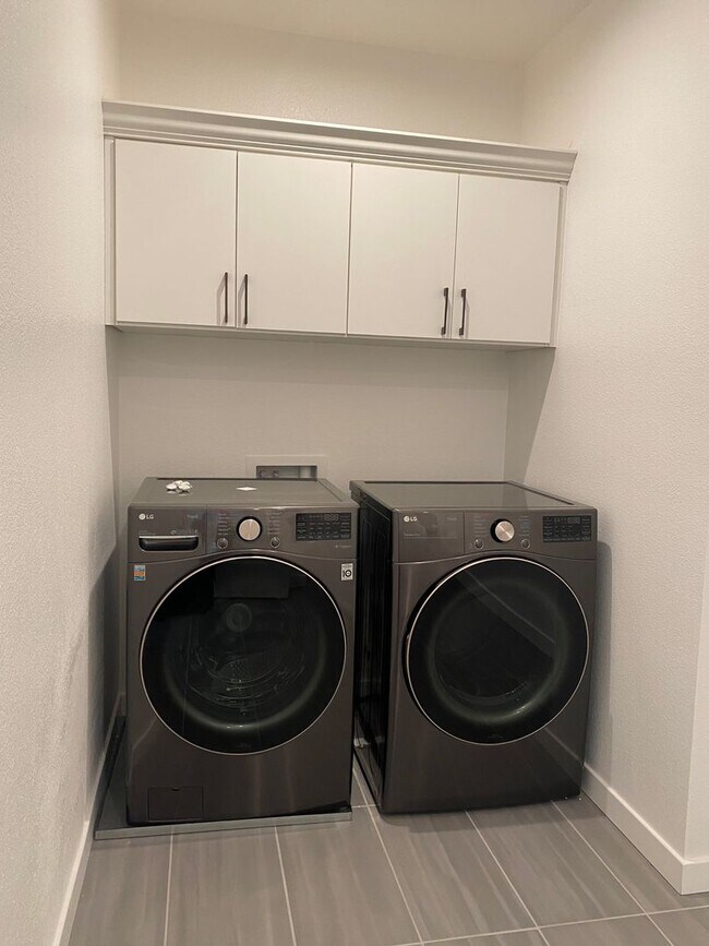 Building Photo - Dublin Hyde Park Modern Living Single Level Condo 4 Bed / 2 Bath, Amenities, Close to 580