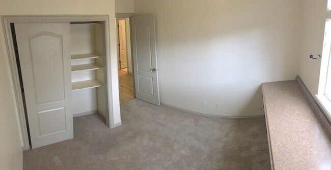 Building Photo - Spacious Home w 2 attached 2 car garage