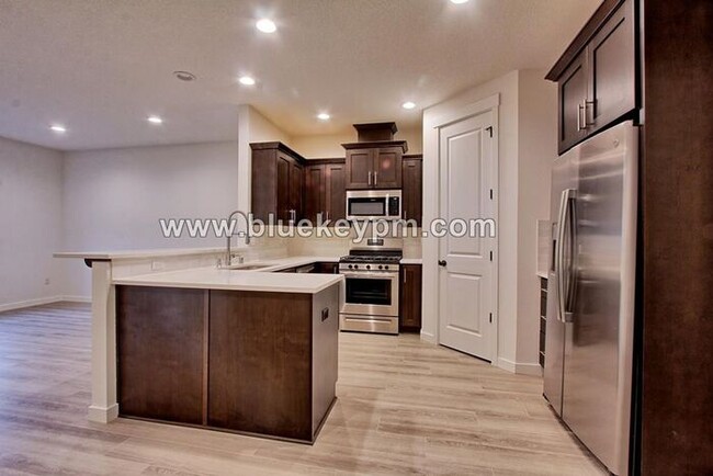 Building Photo - 3 Bed, 2.5 Bath Townhome in Near WSU and L...