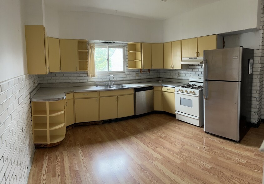 Kitchen - 5135 Carnegie St