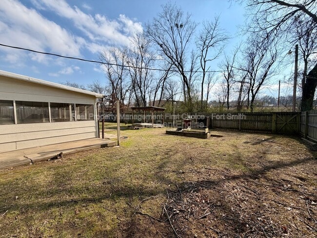 Building Photo - 904 Hillside Dr