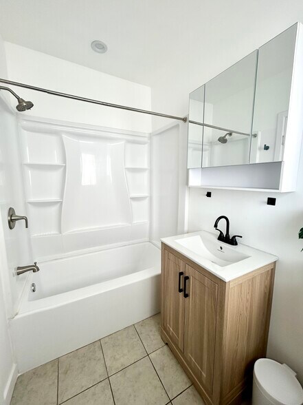 Shower and bath combo (renovated in 2025) - 327 W D St