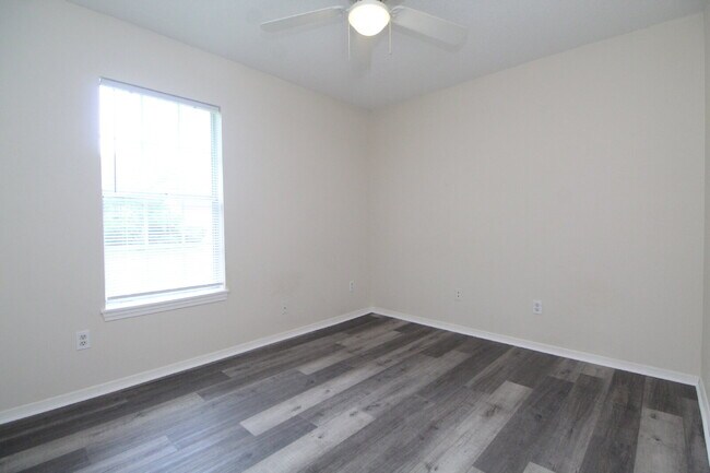 Building Photo - 3BR/2BA Home Near UWF with High Ceilings, Large Backyard Deck & Fully Fenced Yard