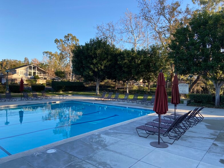 Building Photo - 5 Sandpebble