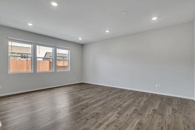 Building Photo - Spacious Puyallup Home with Room for the E...