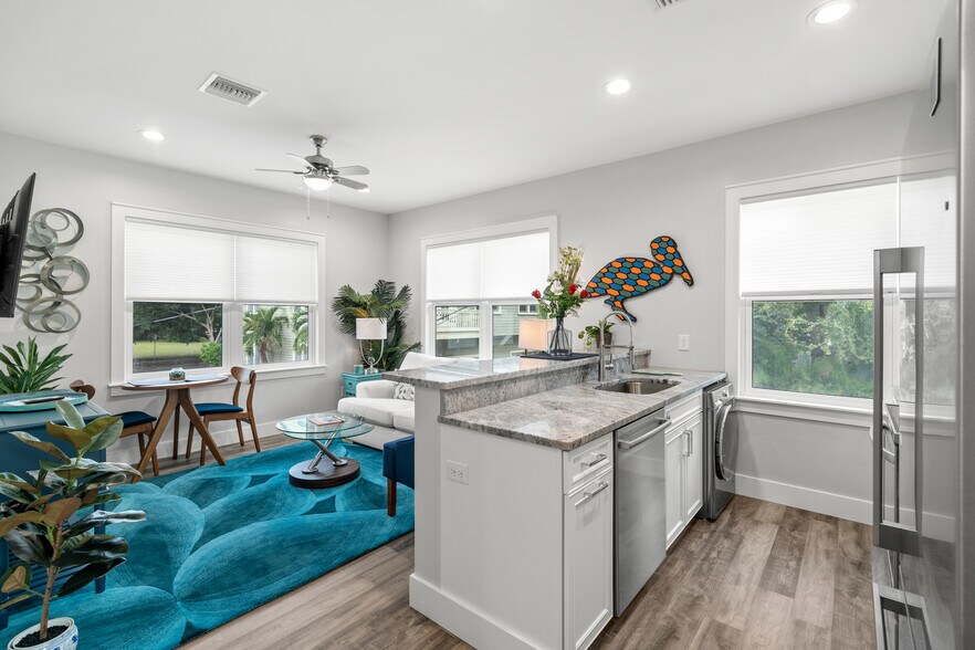 Building Photo - 249 8th Ave N