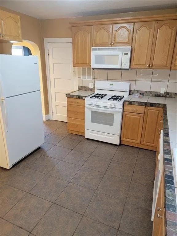 Building Photo - 3 Bedroom / 1 Bathroom Home in a Central Des Moines Location!