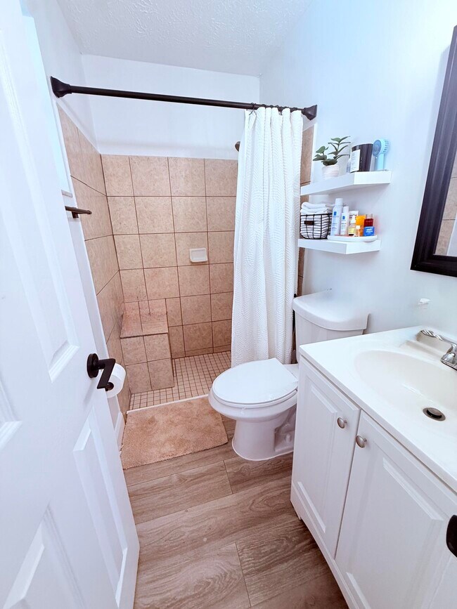 Building Photo - 302 SW Whitmore Dr