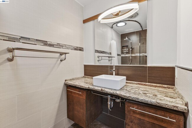 Building Photo - 1450 Kolln St