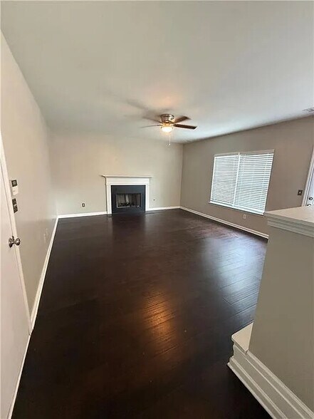 Building Photo - Room in House on Ash Tree St SW