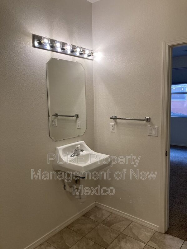 Building Photo - 601 Menaul Blvd NE