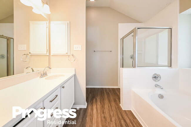 Building Photo - 2843 Red Oak Dr
