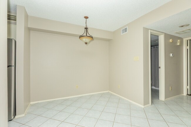 Building Photo - 7128 N Holiday Dr