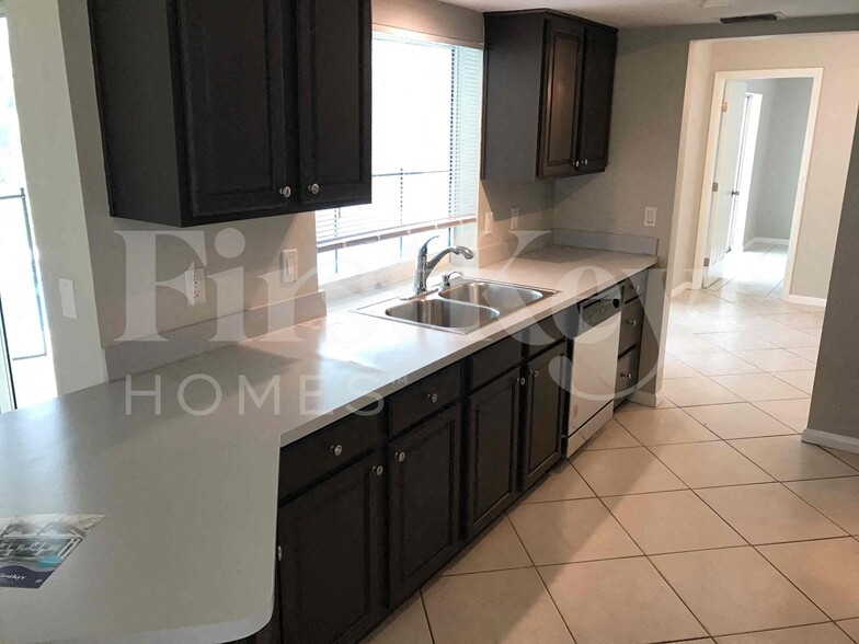 Building Photo - 904 SE 34th Terrace