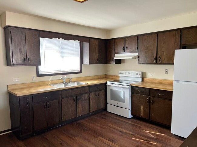 Building Photo - 16640 Crescent Ave