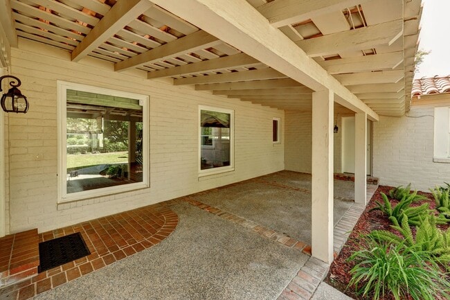 Building Photo - 4530 N Wilson Ave