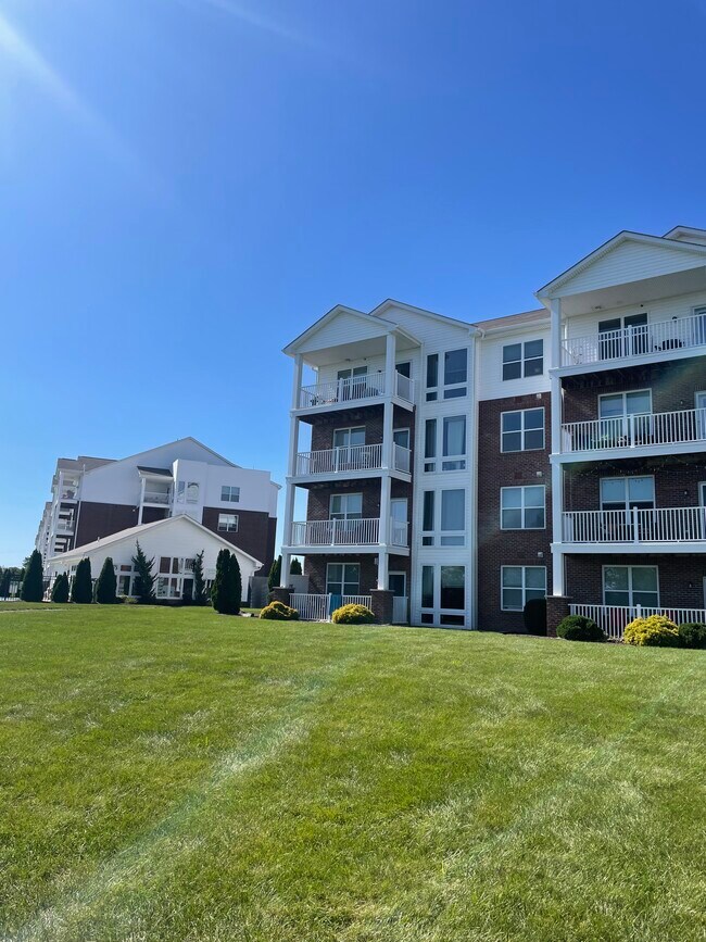 Building Photo - 300 Adams Dr