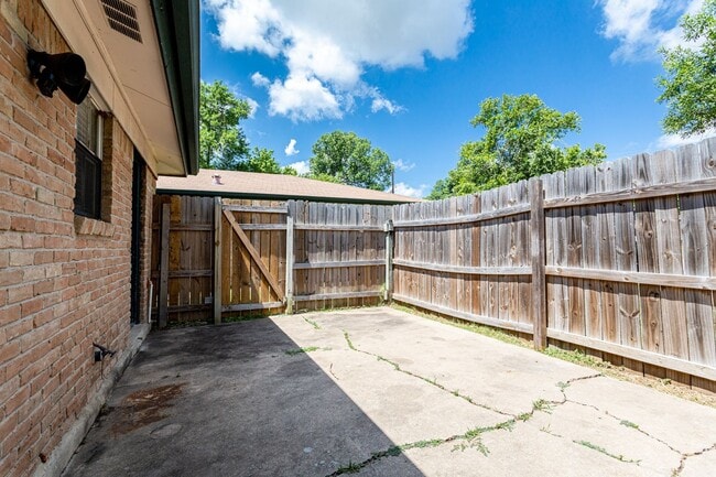 Building Photo - 3004 Pecan Springs Rd