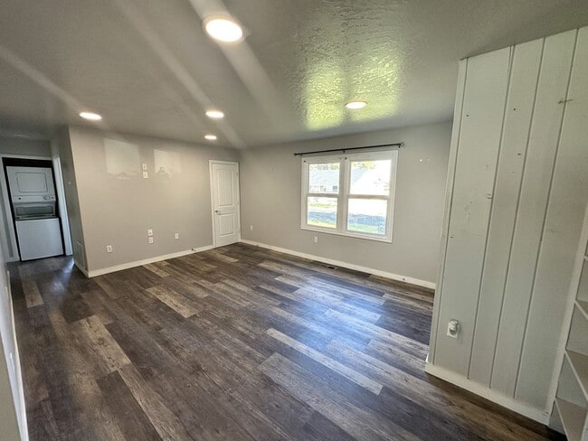 Building Photo - 1st Month Rent Free!  Charming & Modern 2-...