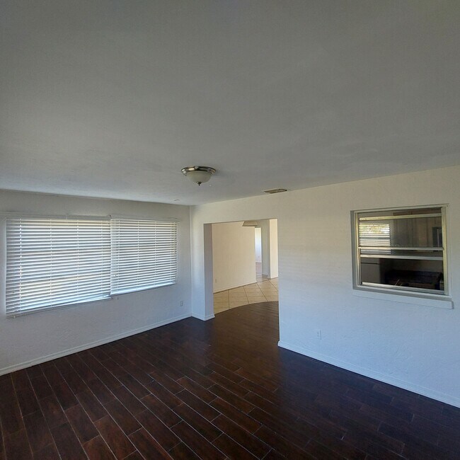 Building Photo - 1213 SW 48th Ter
