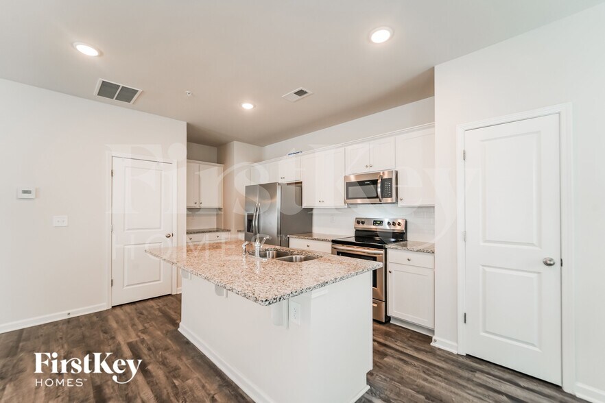 Building Photo - 2035 Cypress Village Dr NW