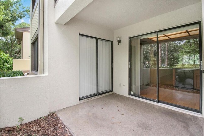 Building Photo - 135 Woodlake Wynde