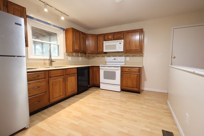 Building Photo - Charming 3-Bed, 2-Bath Home with 2 Car Garage & Covered Patio