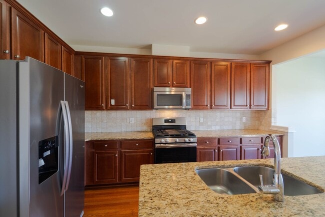 Building Photo - Gorgeous 3 Level Townhome