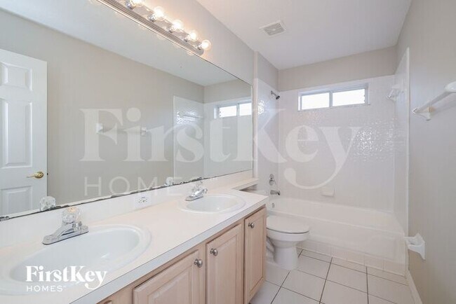 Building Photo - 1660 The Oaks Blvd