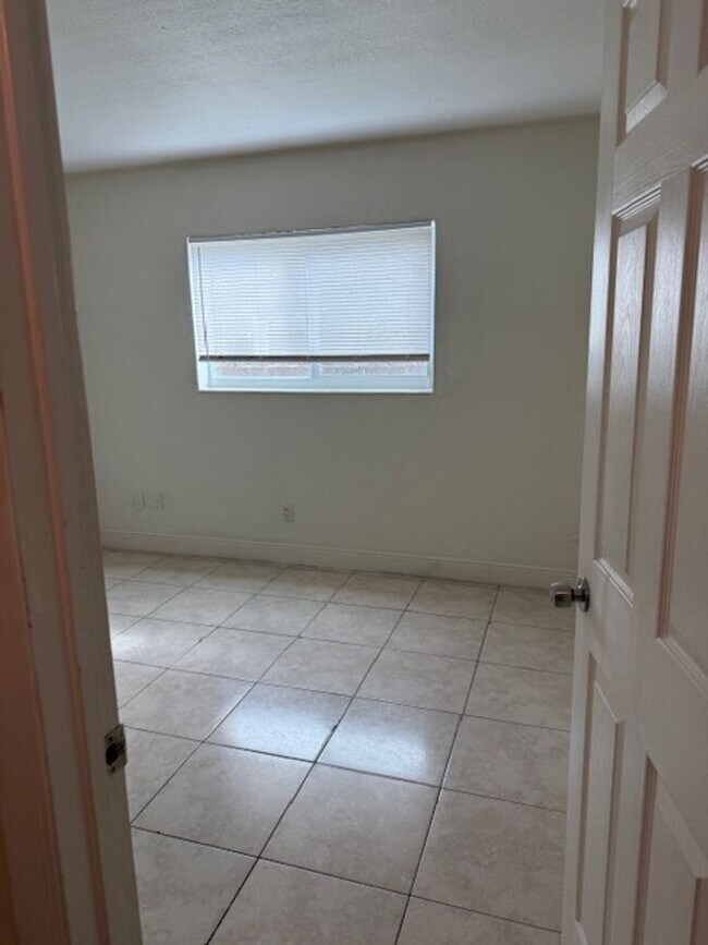 Building Photo - Ground floor 2 bedroom condo