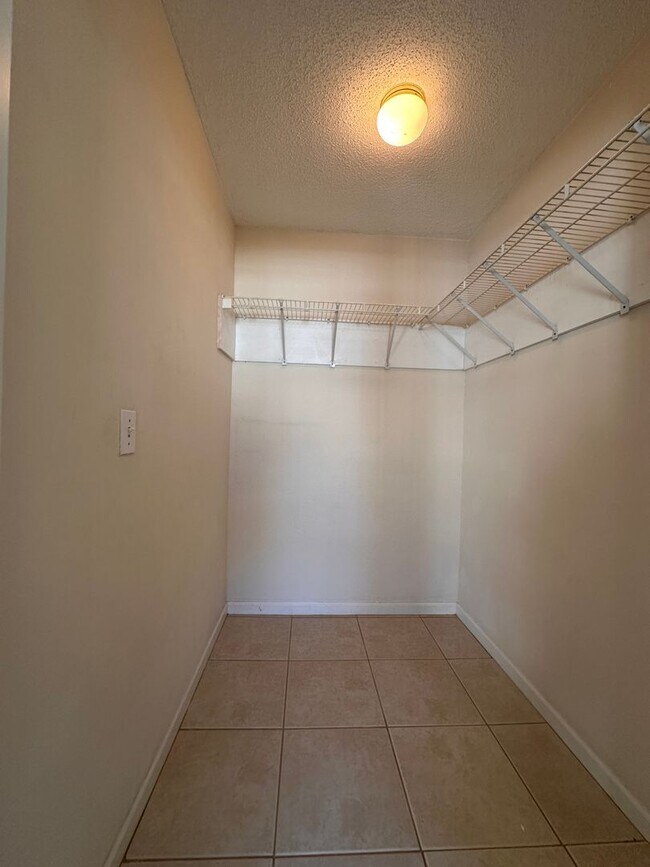 Building Photo - Spacious 1B/1B Unfurnished Condo near Beach in the Heart of Destin!