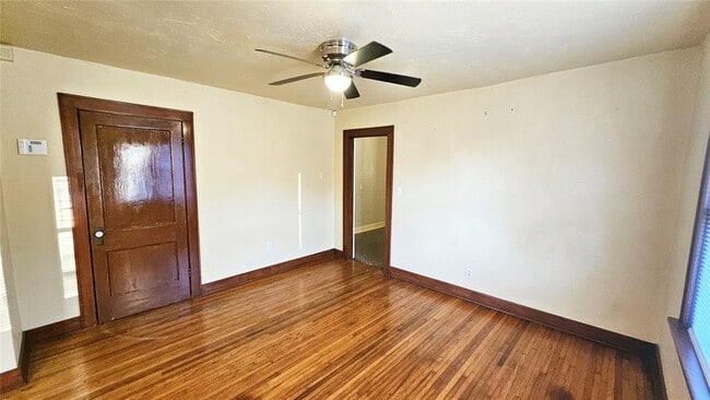 Building Photo - 2427 W Park Pl