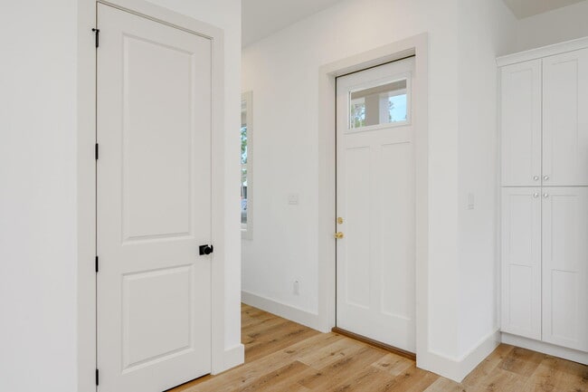 Building Photo - 114 Enchanted Way