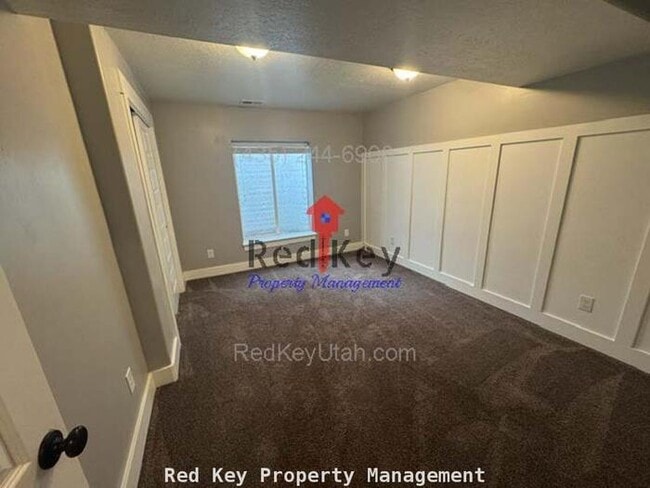 Building Photo - 176 Country Club Dr