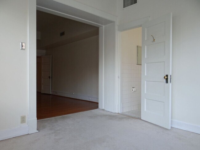 Building Photo - Charming 3 BD/2 BATH right across the stre...