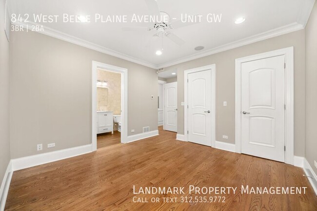 Building Photo - 842 W Belle Plaine Ave