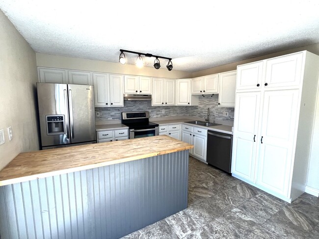 Building Photo - Charming 3 Bedroom Townhomes at Rockrimmon