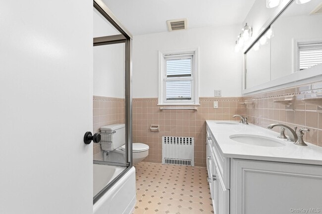 Building Photo - 222 Park Ave E