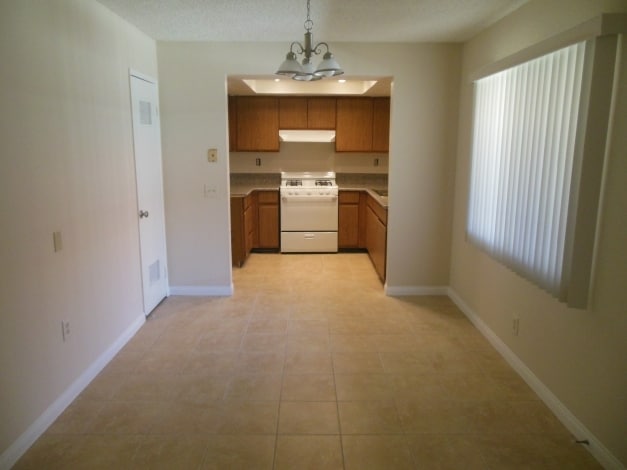 Living Area - 125-129 S California St