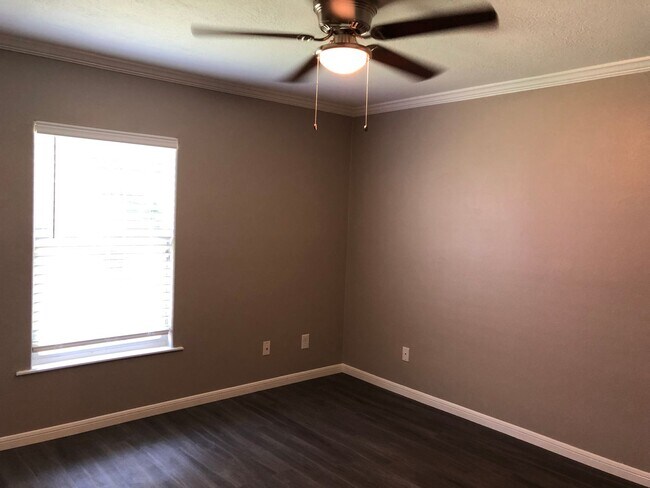 Building Photo - 109 Varsity Dr