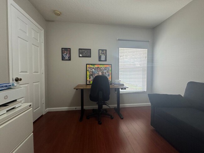 Building Photo - 4/2 in Gated Community near Tuskawilla Rd ~ Tile and Laminate Floors ~ Screened Patio ~  Communit...