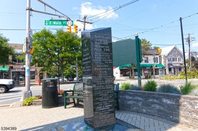 Building Photo - 111 W Shore Rd