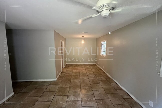 Building Photo - 3 Bedroom/1 Bathroom Home in West Mobile!