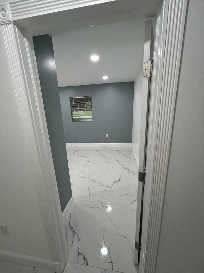 Building Photo - 935 34th Ave