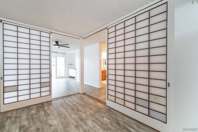 Building Photo - Upgraded 2BR 1BA 1PARKING near Waikiki & UH Manoa! Dishwasher & Washer/Dryer In Unit!