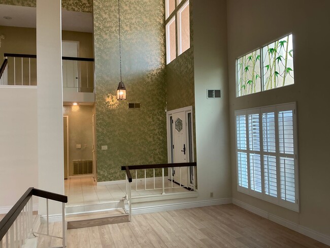 Building Photo - Charming 4 Bedroom 2 Bath 2 Story Home in ...