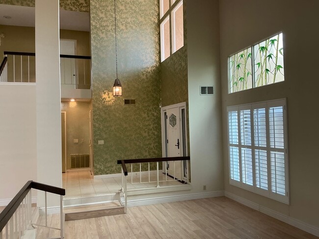 Building Photo - Charming 4 Bedroom 2 Bath 2 Story Home in the City of Fullerton